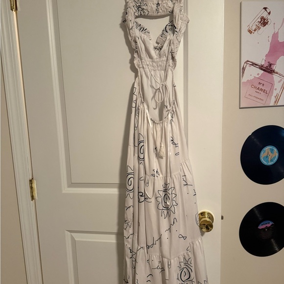 Elegant Cream Sun Print Maxi Dress - Picture 4 of 8
